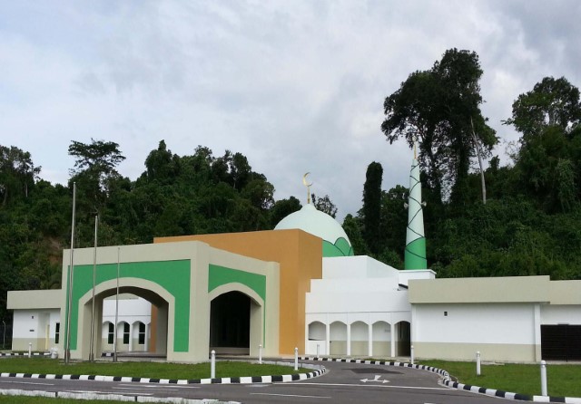 Masjid Jefri Bolkiah terletak di Kampong Batong kira-kira 32km dari Bandar Seri Begawan. Pembinaan masjid  ini bermula pada 05hb. November, 2011 di atas tapak tanah seluas 5.795 ekar dan siap pada tahun 2013 dengan perbelanjaan sebanyak $2,055,567.06.

